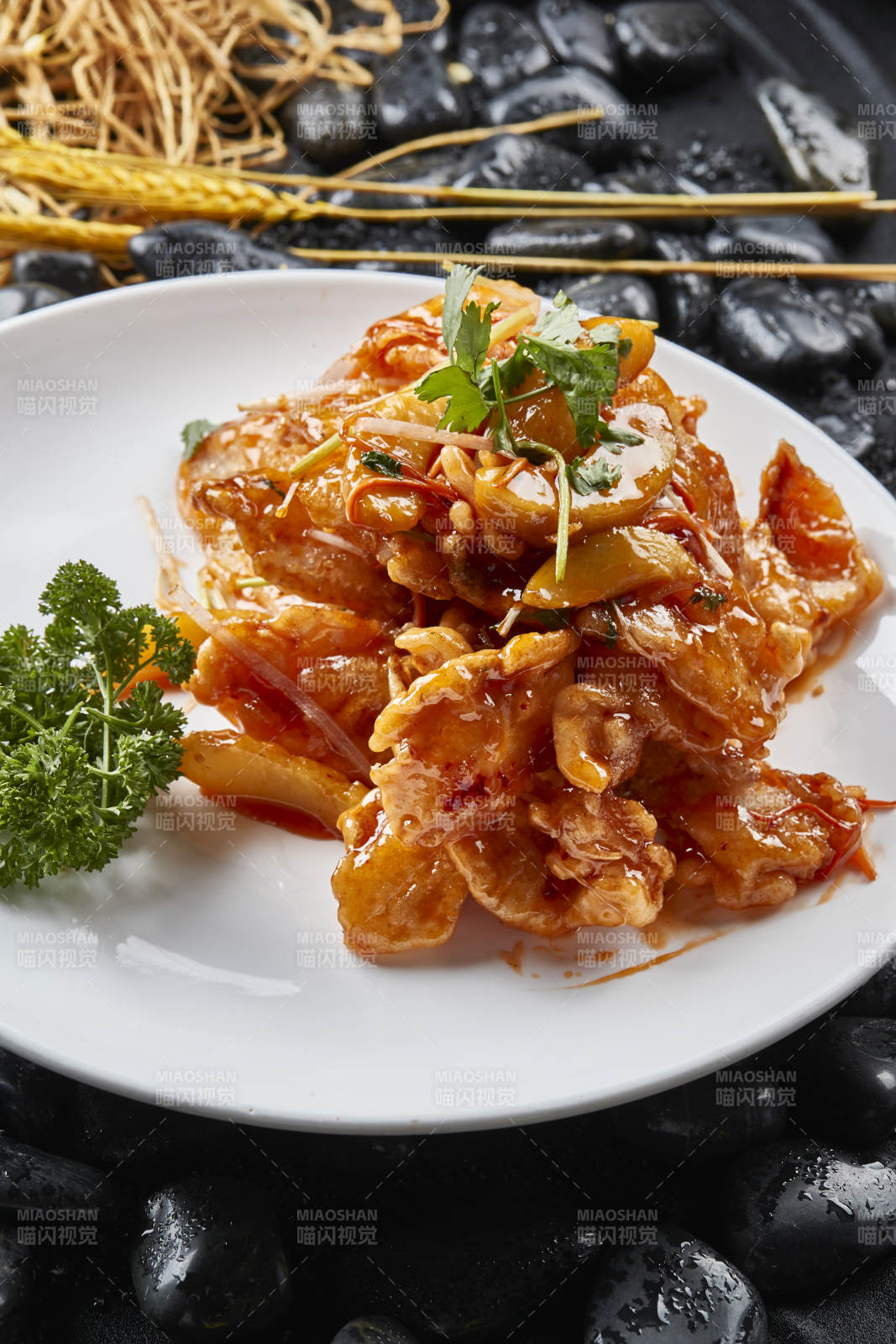 白色瓷盘装的东北传统菜锅包肉