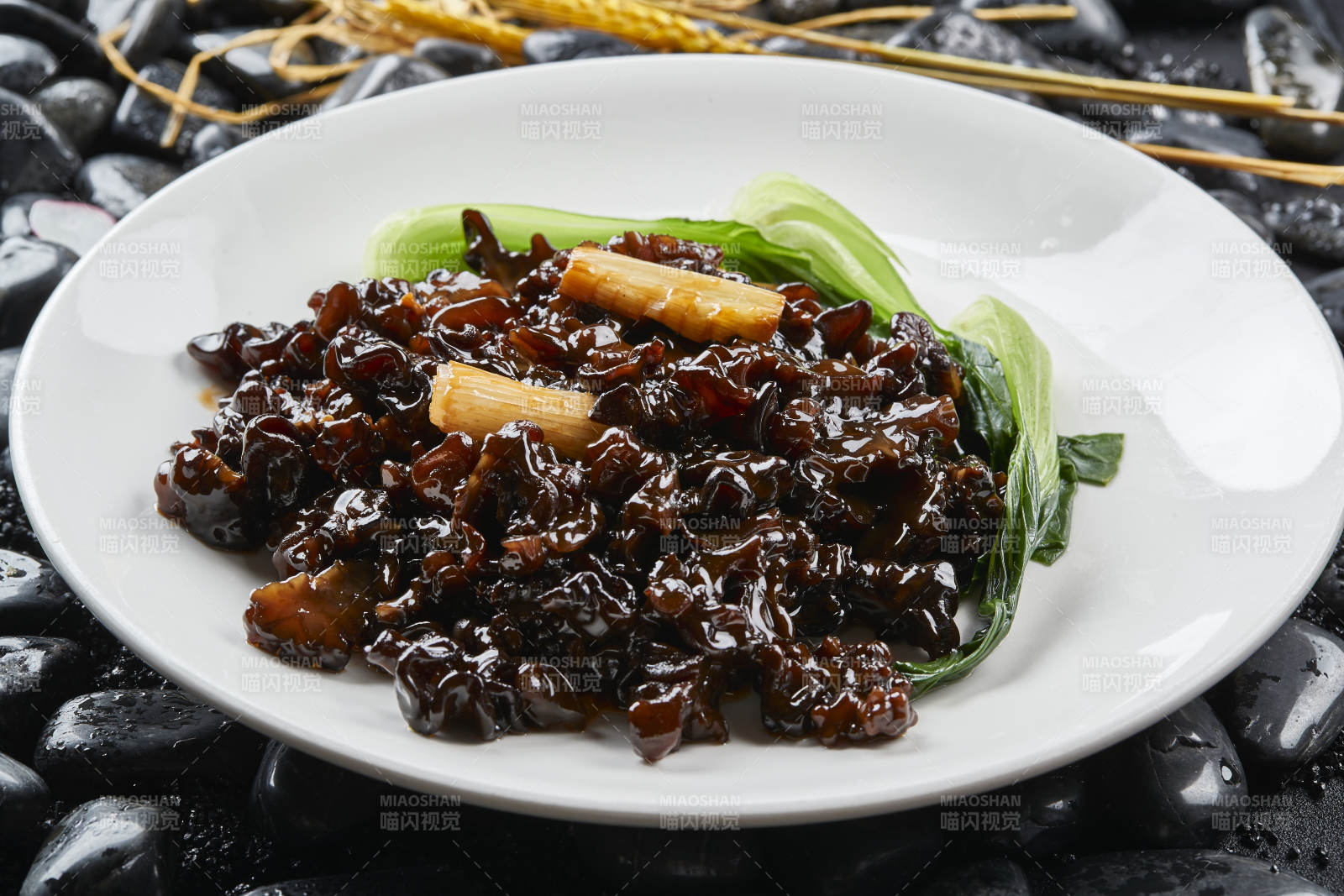 白色瓷盤裝的蔥燒木耳黑皮參