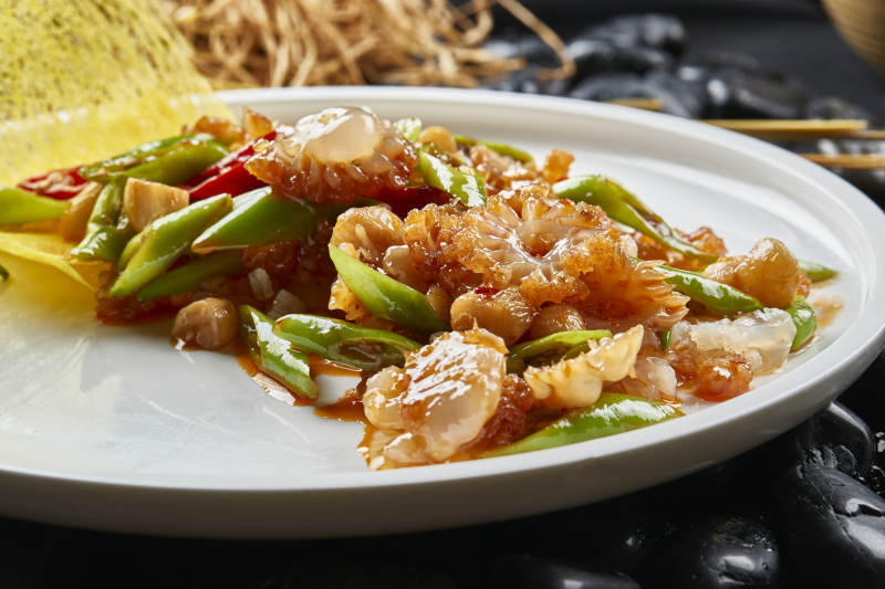 白色瓷盘装的青椒蒜烧大海葵