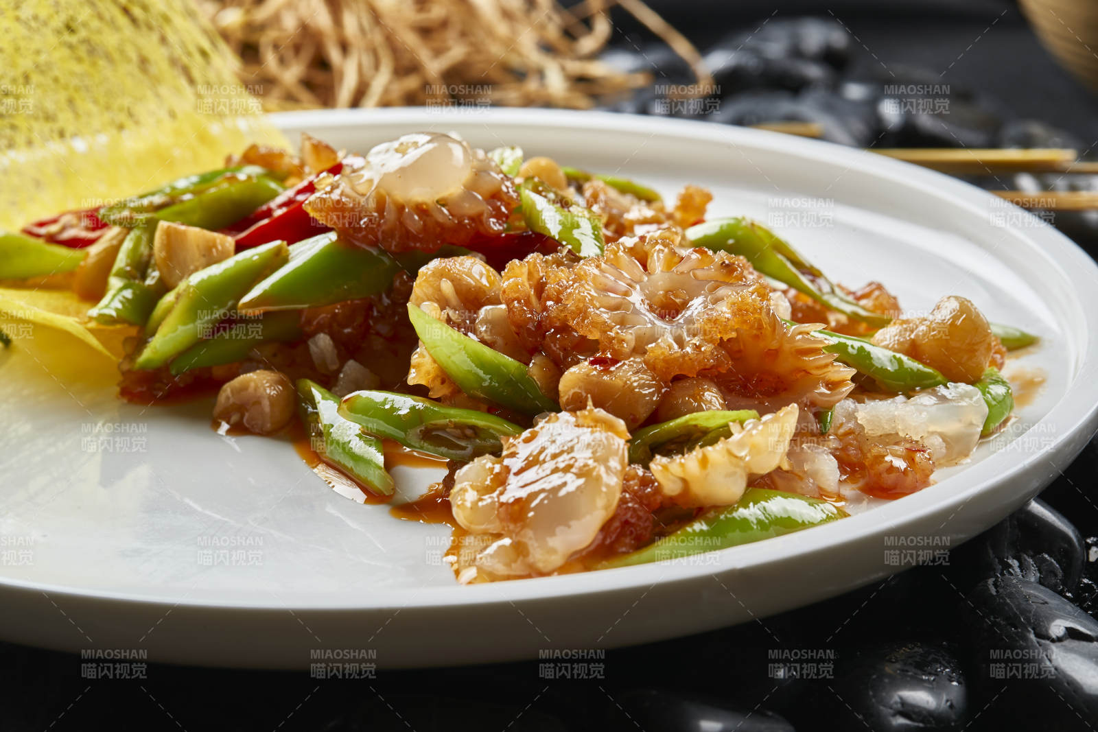 白色瓷盘装的青椒蒜烧大海葵