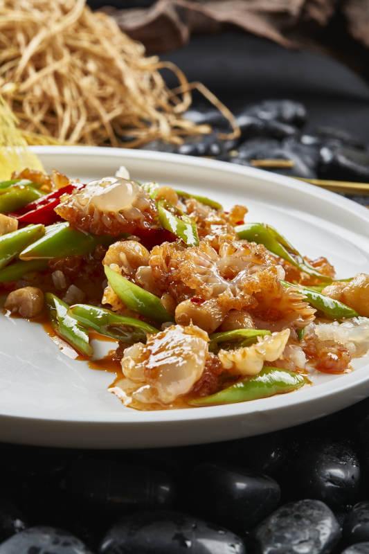 白色瓷盘装的青椒蒜烧大海葵