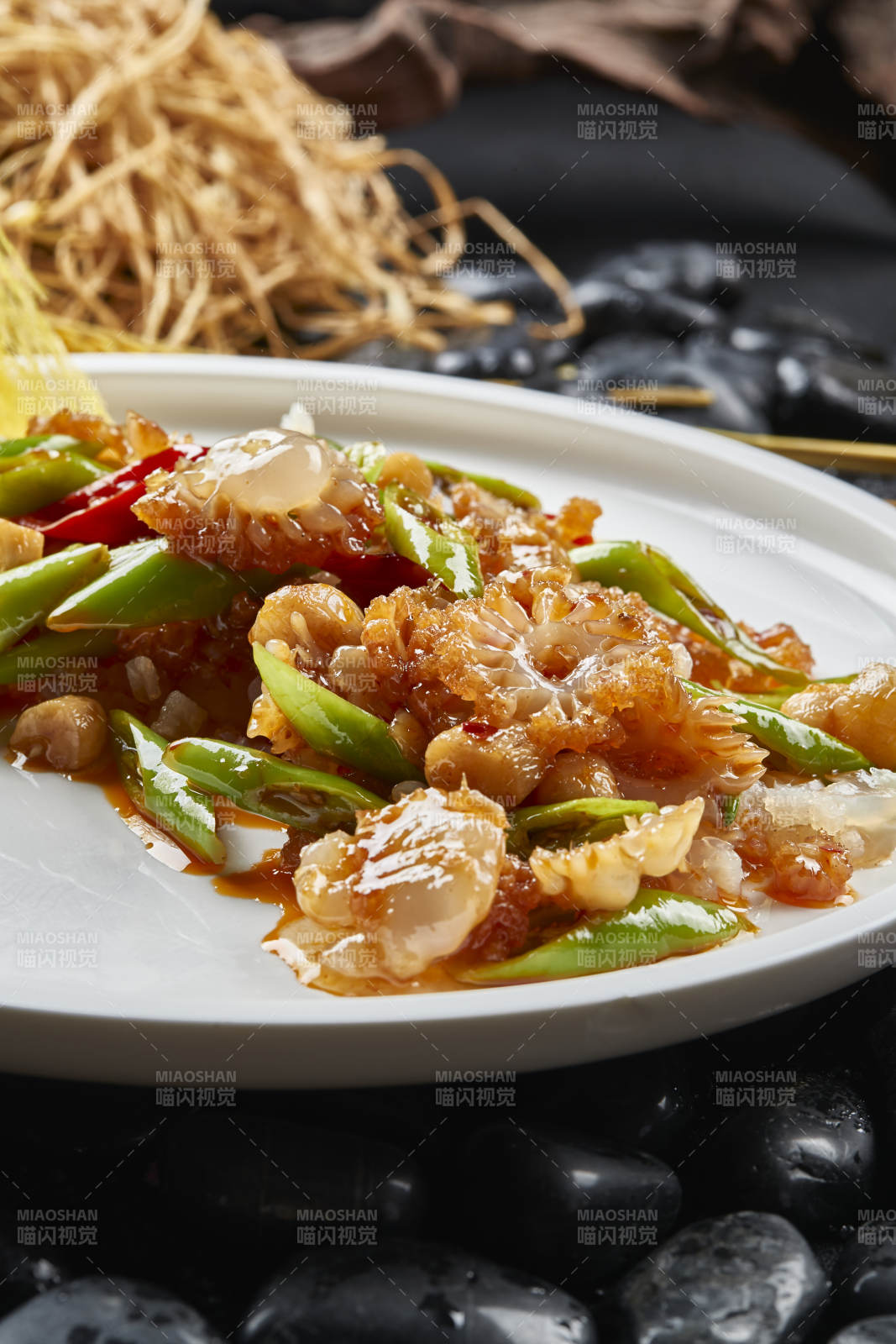 白色瓷盘装的青椒蒜烧大海葵