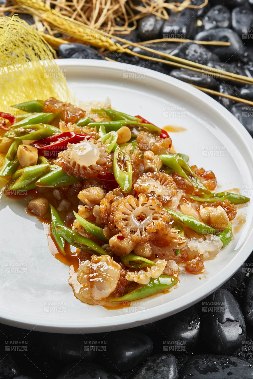 白色瓷盘装的青椒蒜烧大海葵