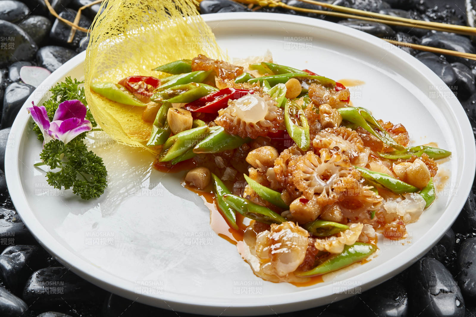 白色瓷盘装的青椒蒜烧大海葵