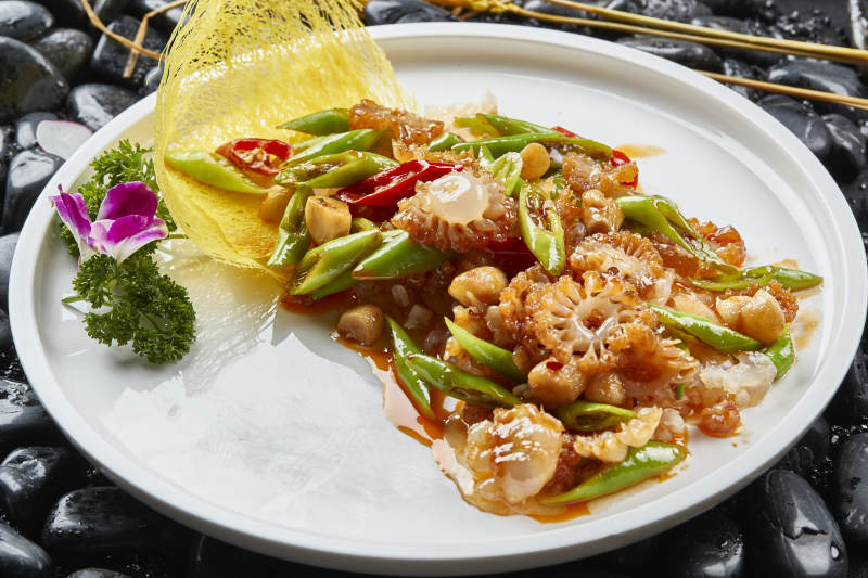 白色瓷盘装的青椒蒜烧大海葵