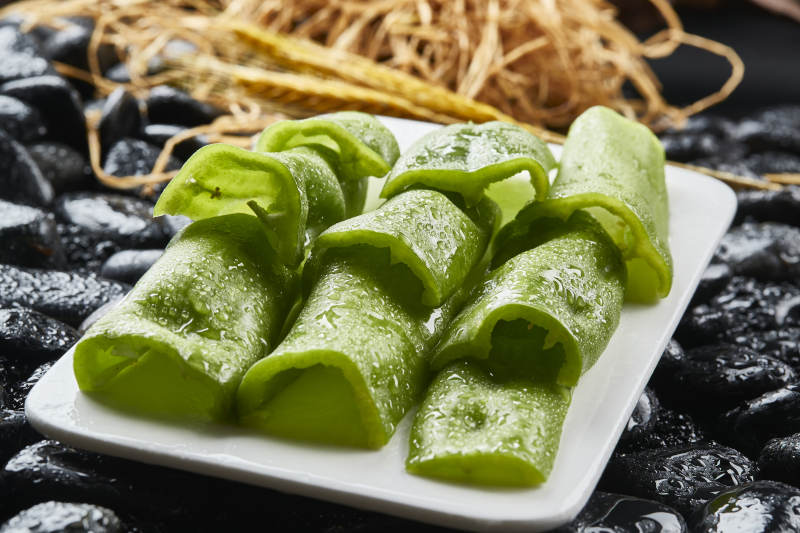 白色瓷盘装的烤肉食材青辣椒段