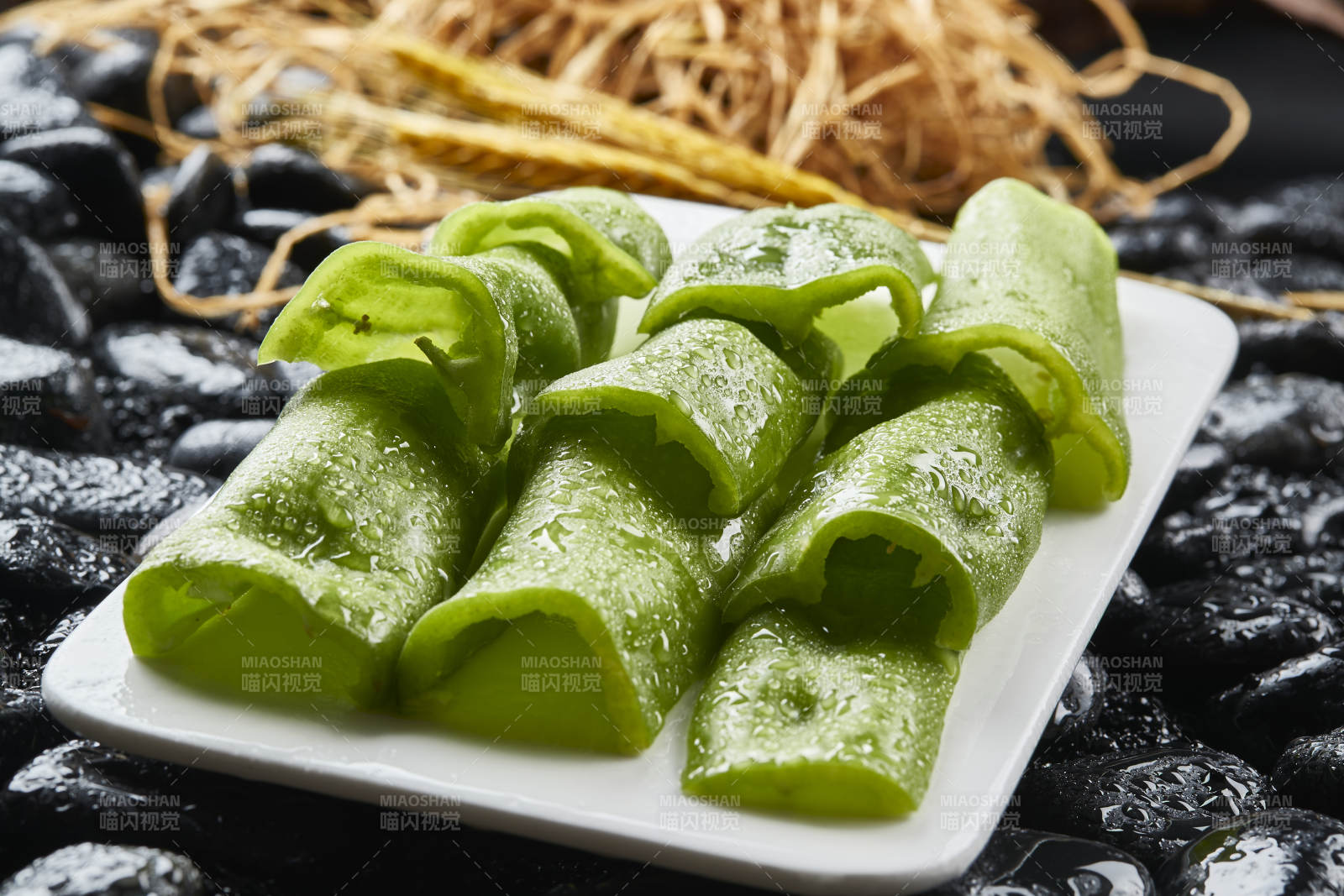 白色瓷盘装的烤肉食材青辣椒段