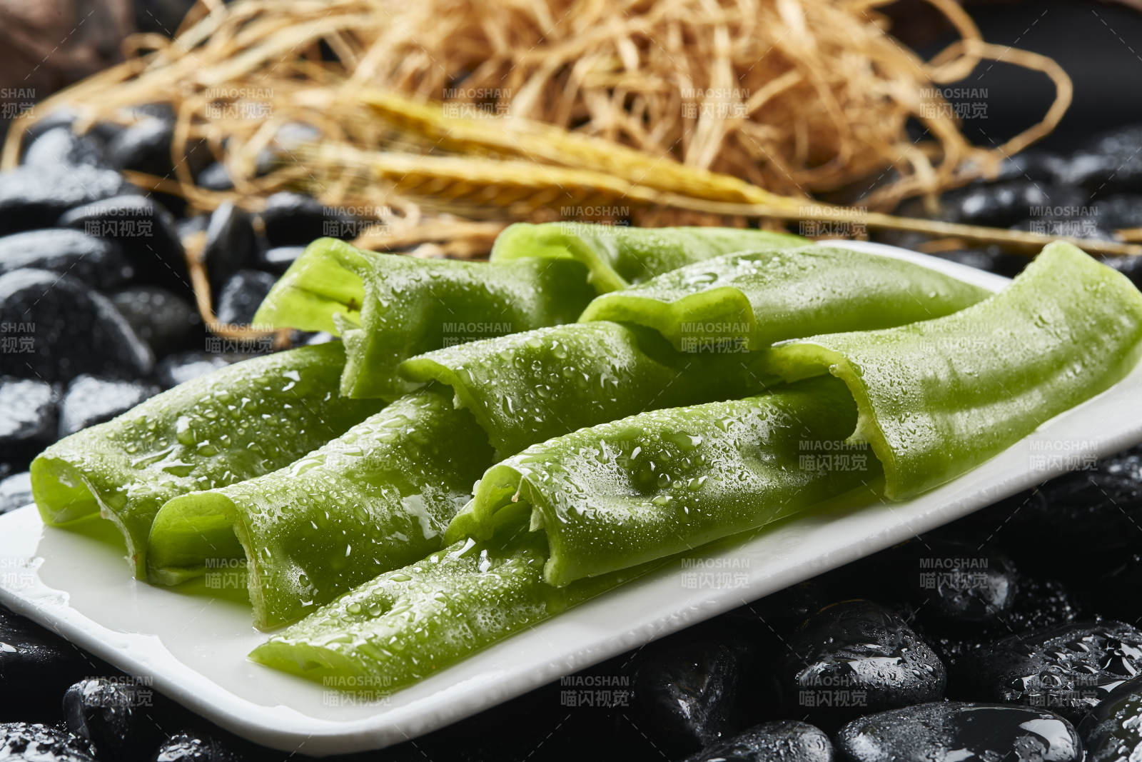 白色瓷盘装的烤肉食材青辣椒段