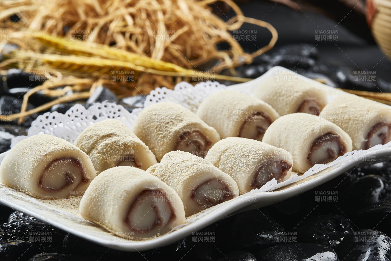 白色瓷盘装的北京名小吃驴打滚