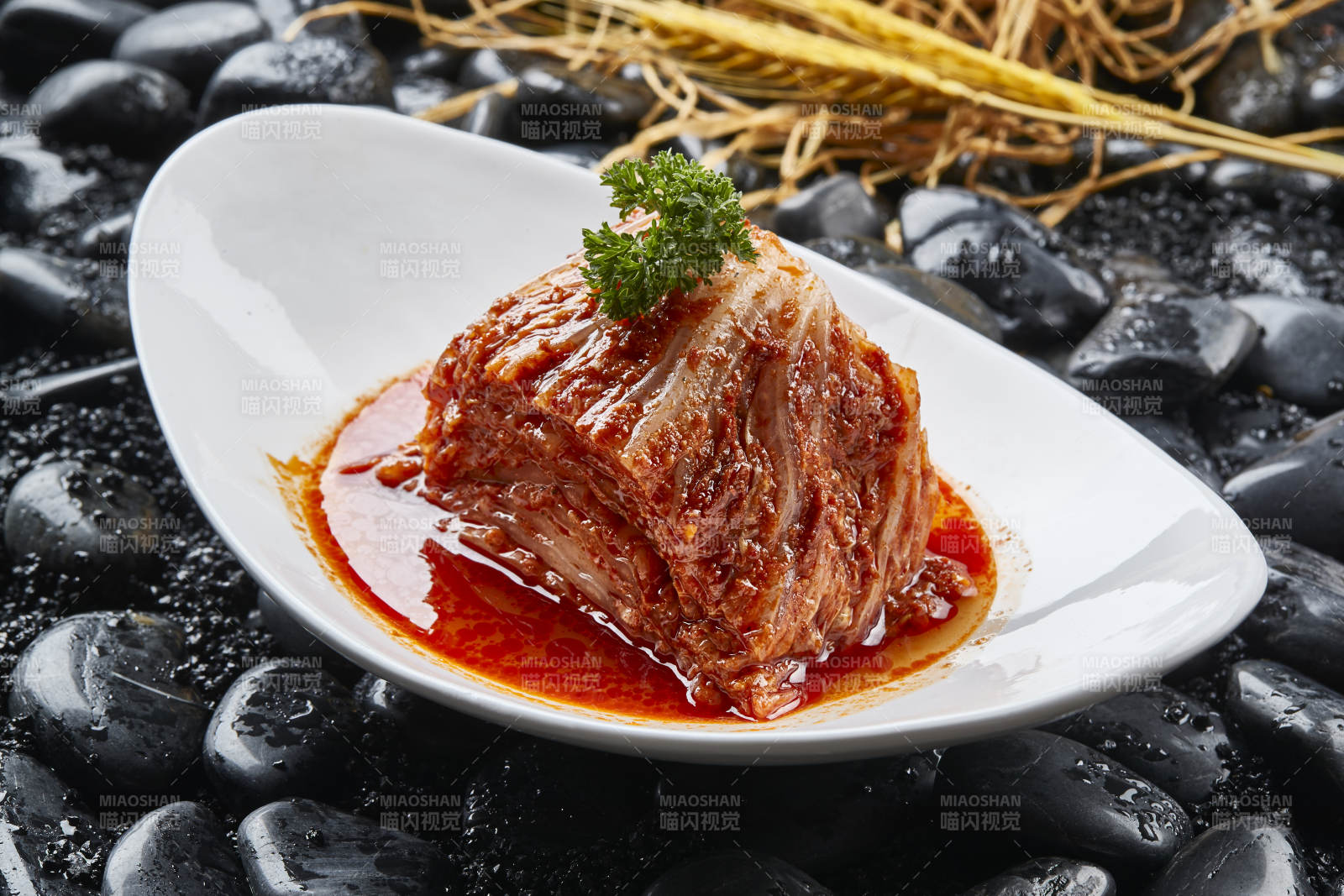 白色瓷盤裝的韓式辣白菜