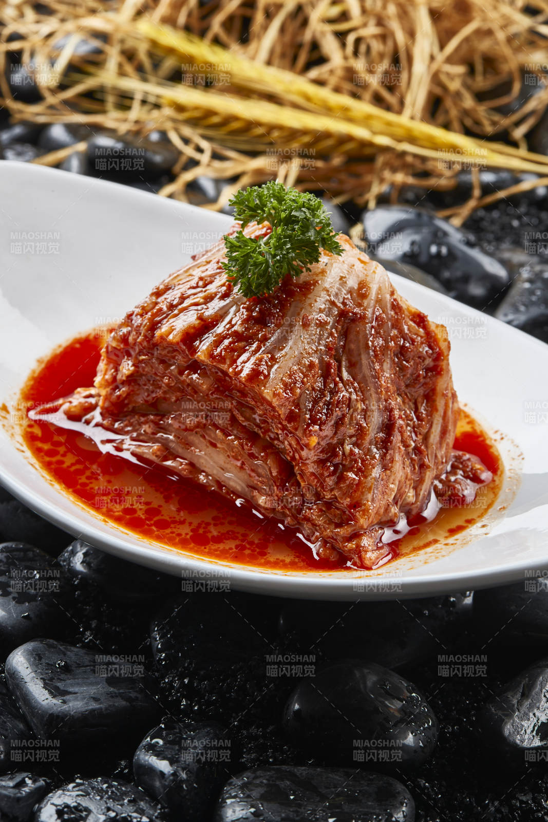 白色瓷盤裝的韓式辣白菜