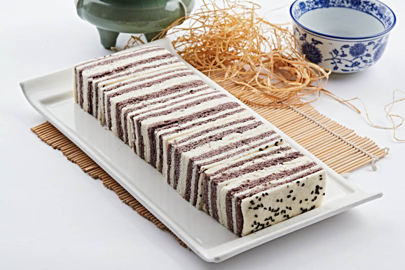 长方形白瓷盘装的双色发糕