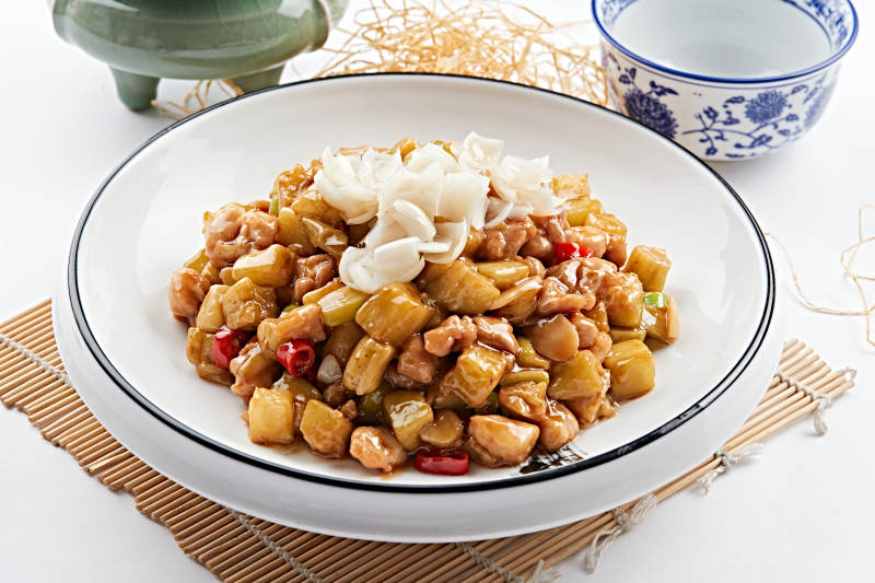 圆形白瓷盘装的百合爆茄丁