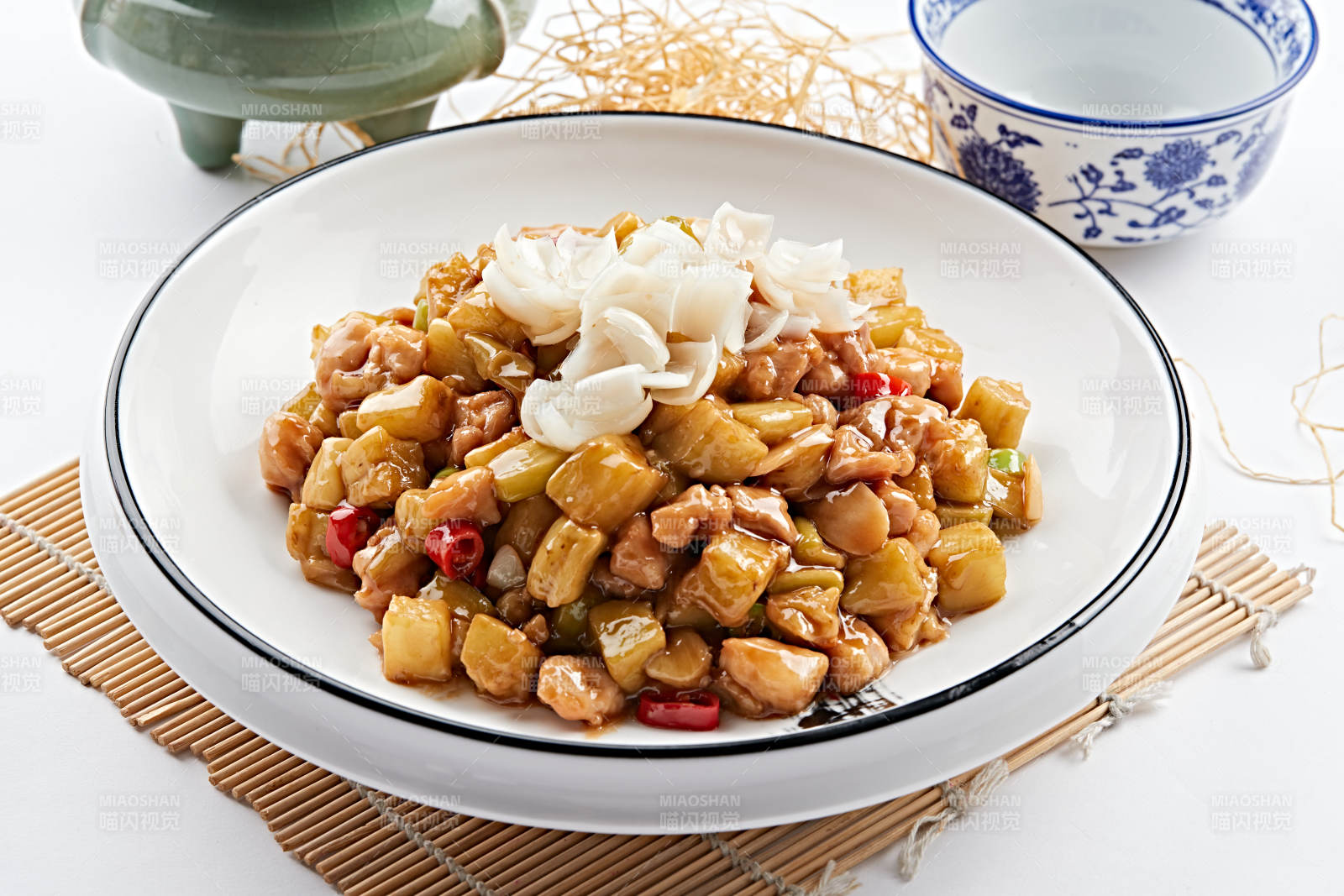 圆形白瓷盘装的百合爆茄丁