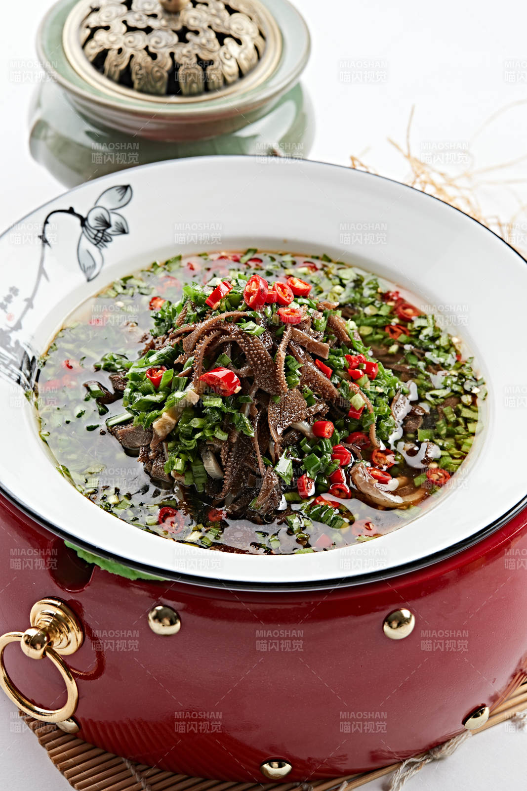 紅木底托上的白瓷盤裝的蔥香毛肚