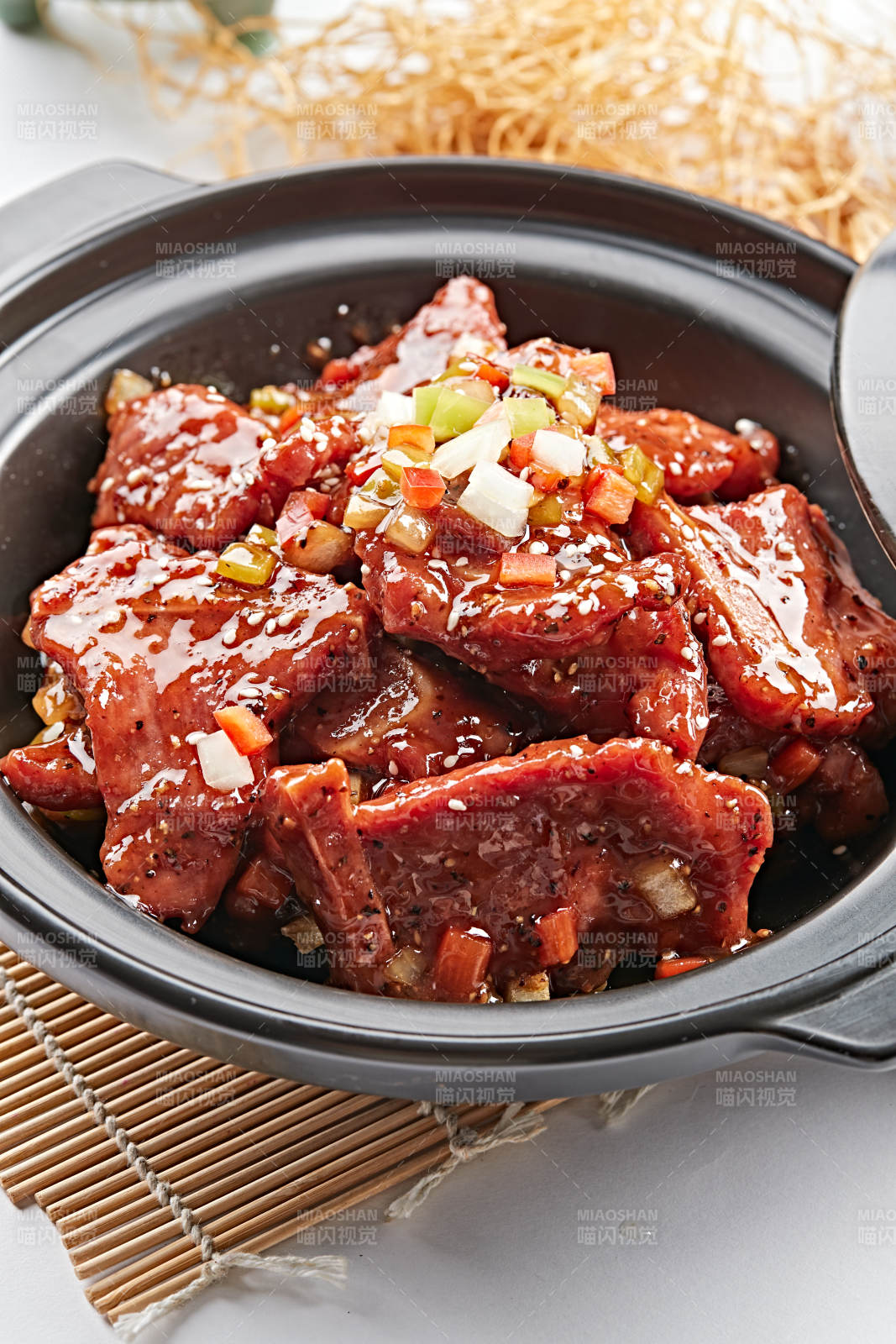 黑色砂鍋裝的黑胡椒燒牛仔骨