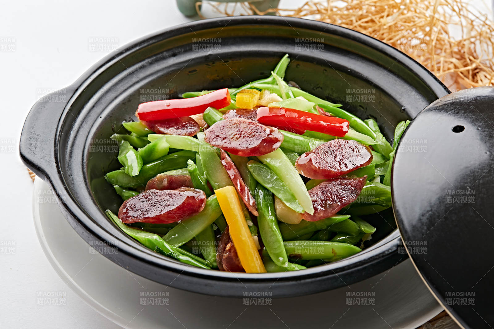 黑色砂锅装的芦笋香肠煲