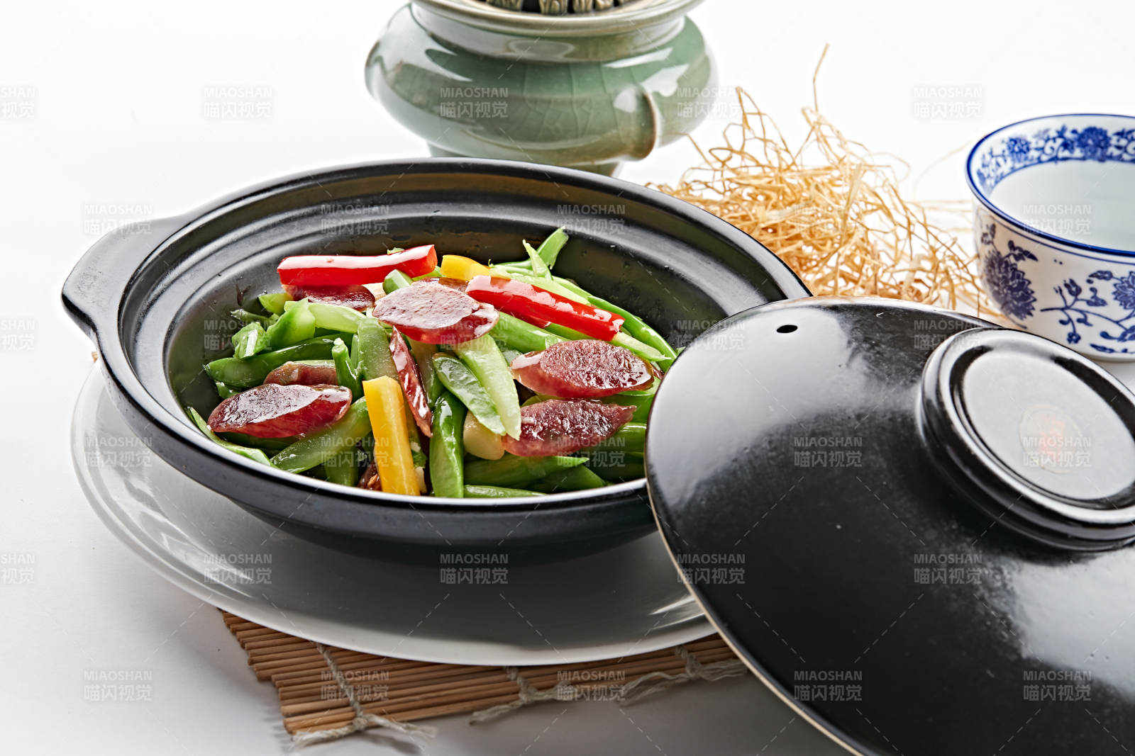 黑色砂锅装的芦笋香肠煲