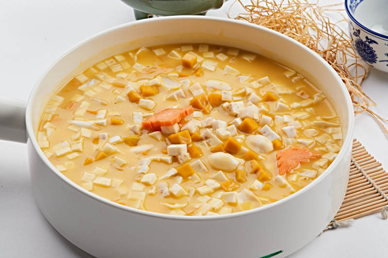 白色瓷锅装的蟹黄豆腐煲