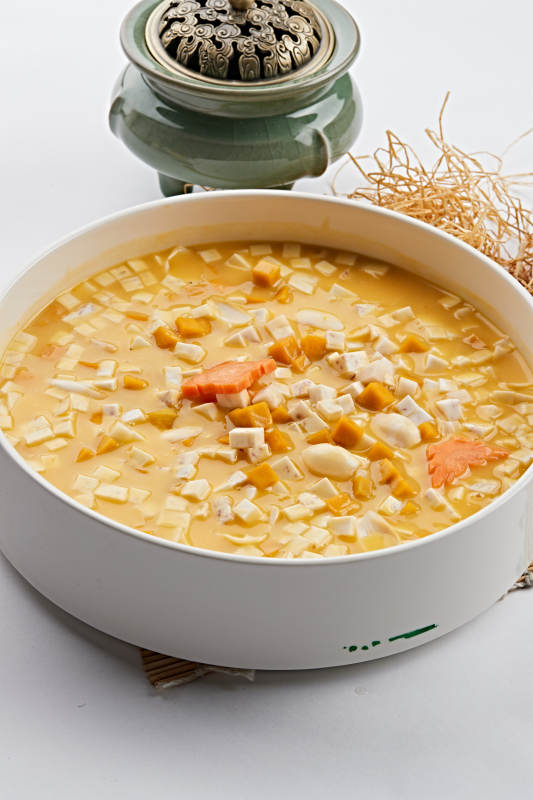 白色瓷锅装的蟹黄豆腐煲