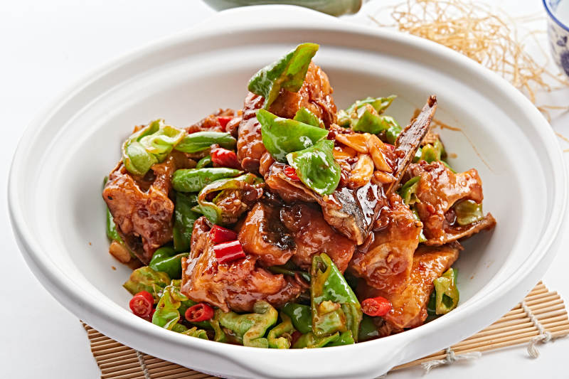 白色砂锅装的砂锅酱爆大鱼头