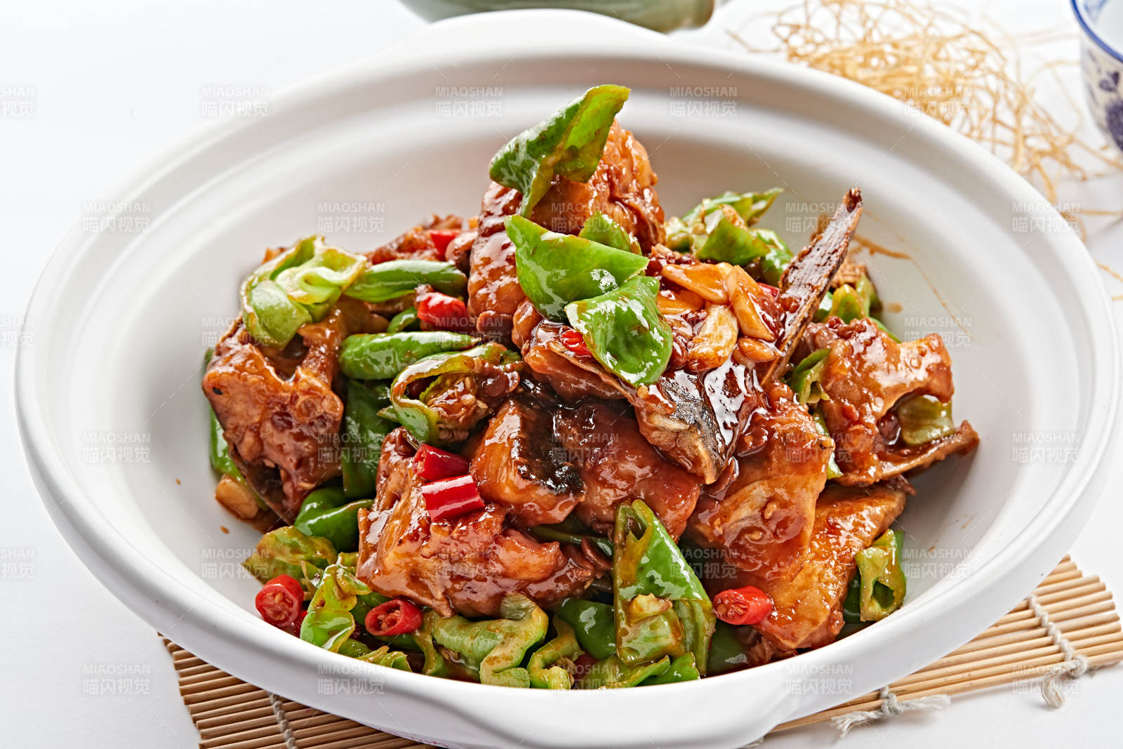 白色砂锅装的砂锅酱爆大鱼头