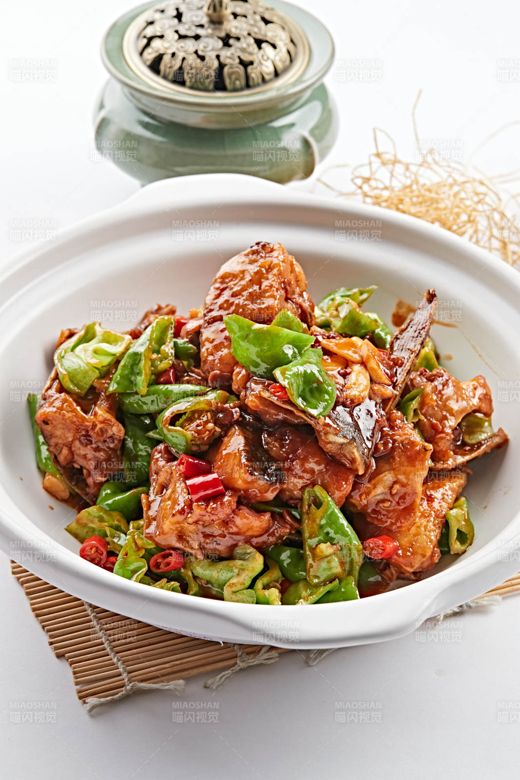 白色砂锅装的砂锅酱爆大鱼头