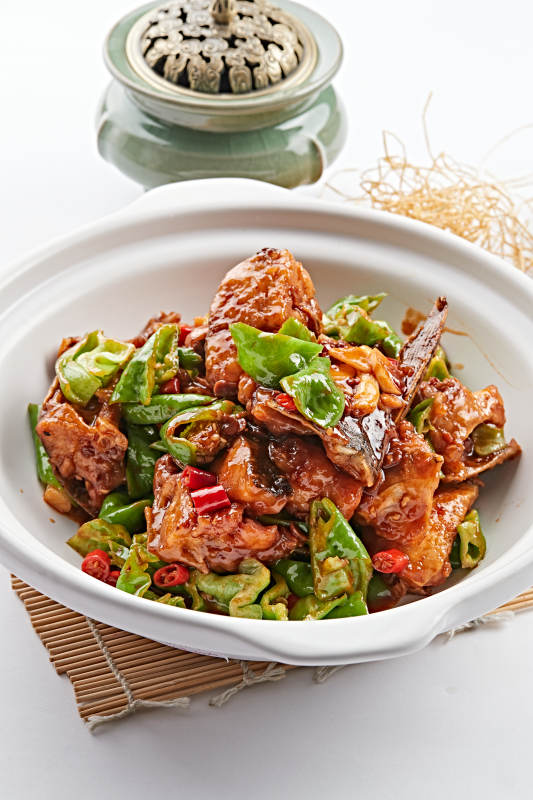 白色砂锅装的砂锅酱爆大鱼头