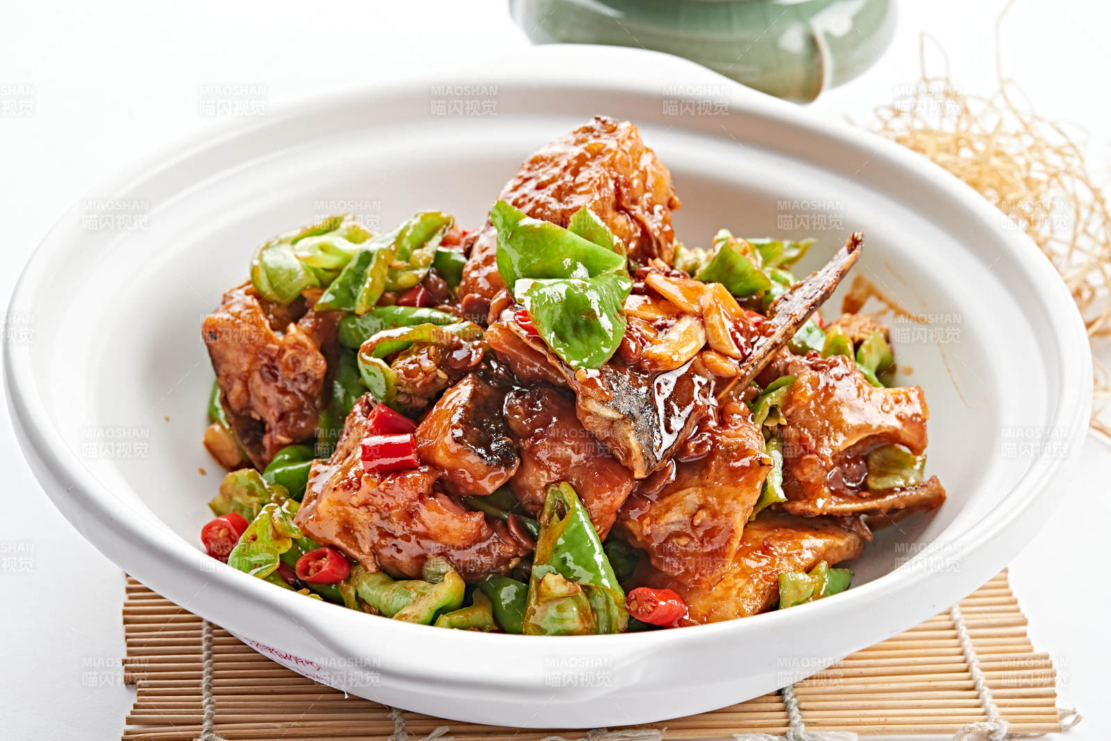 白色砂锅装的砂锅酱爆大鱼头