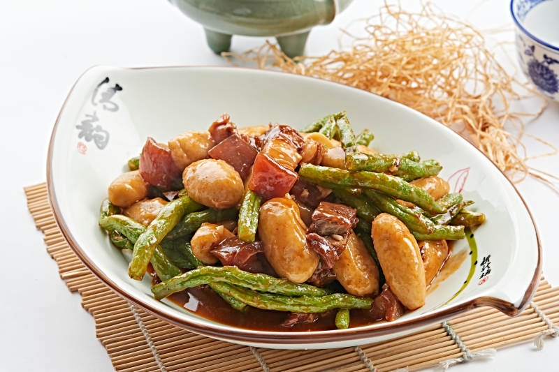 树叶形瓷盘装的东北乱炖