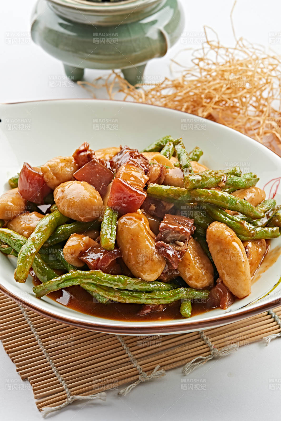 樹葉形瓷盤裝的東北亂燉