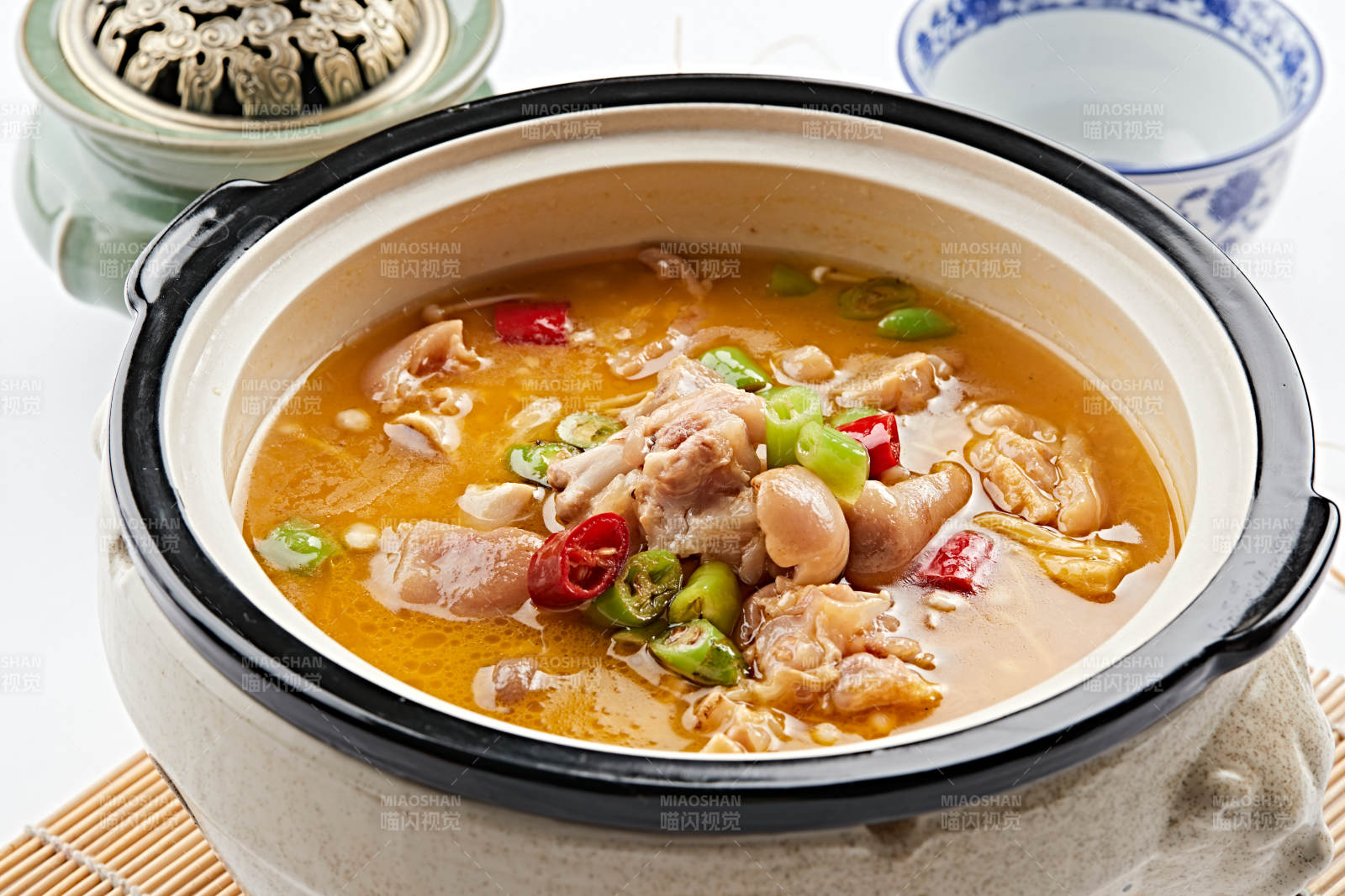 美味石鍋濃湯蹄塊燉肥腸