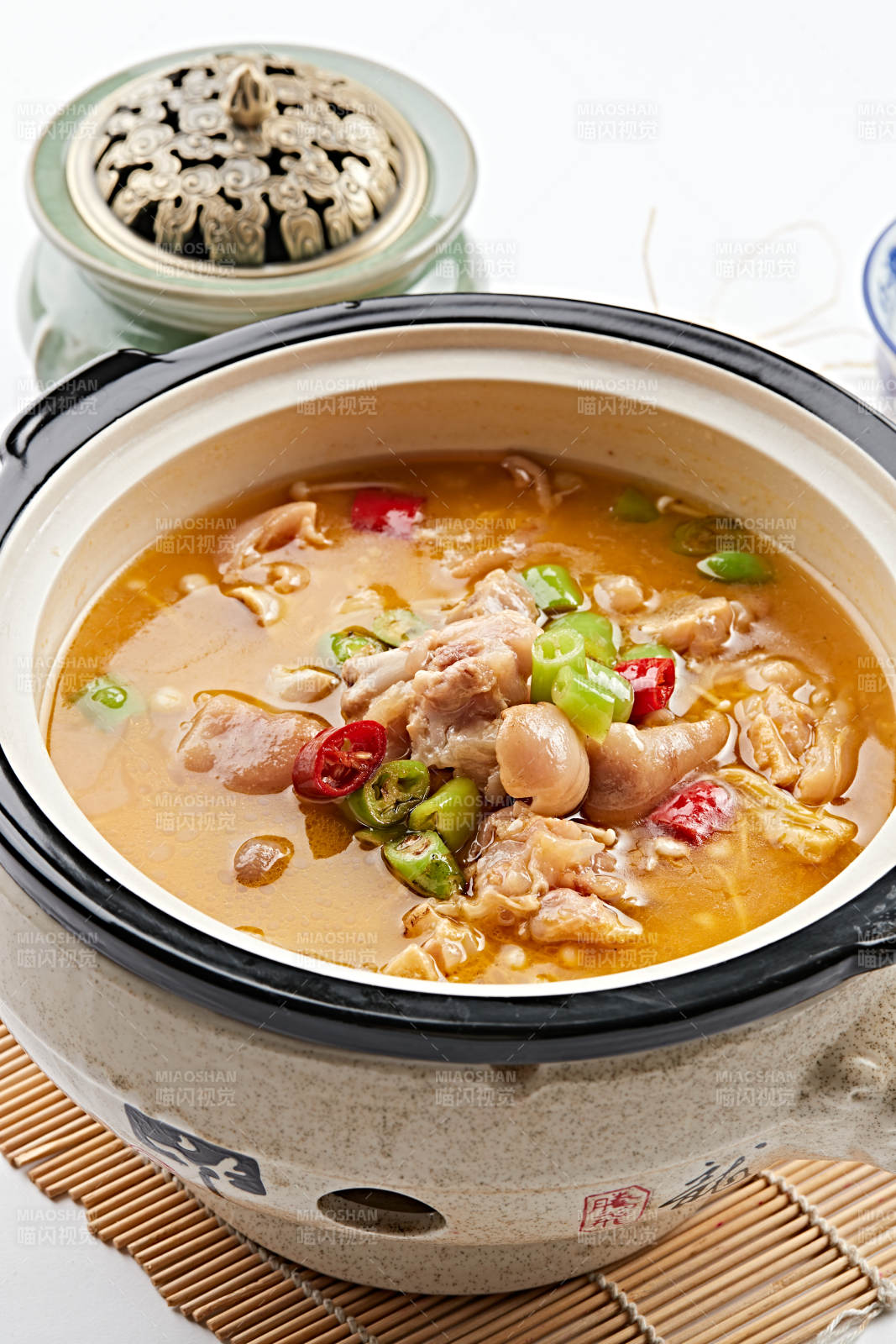 美味石鍋濃湯蹄塊燉肥腸