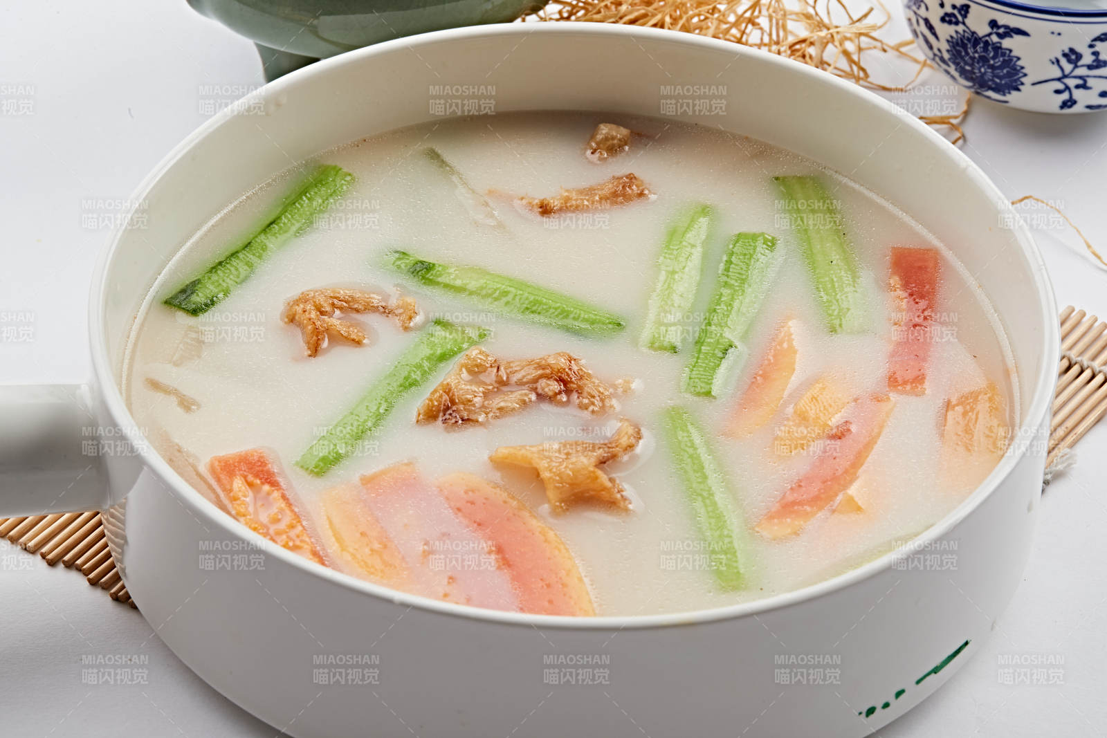 白色瓷湯鍋裝的絲瓜魚肚湯