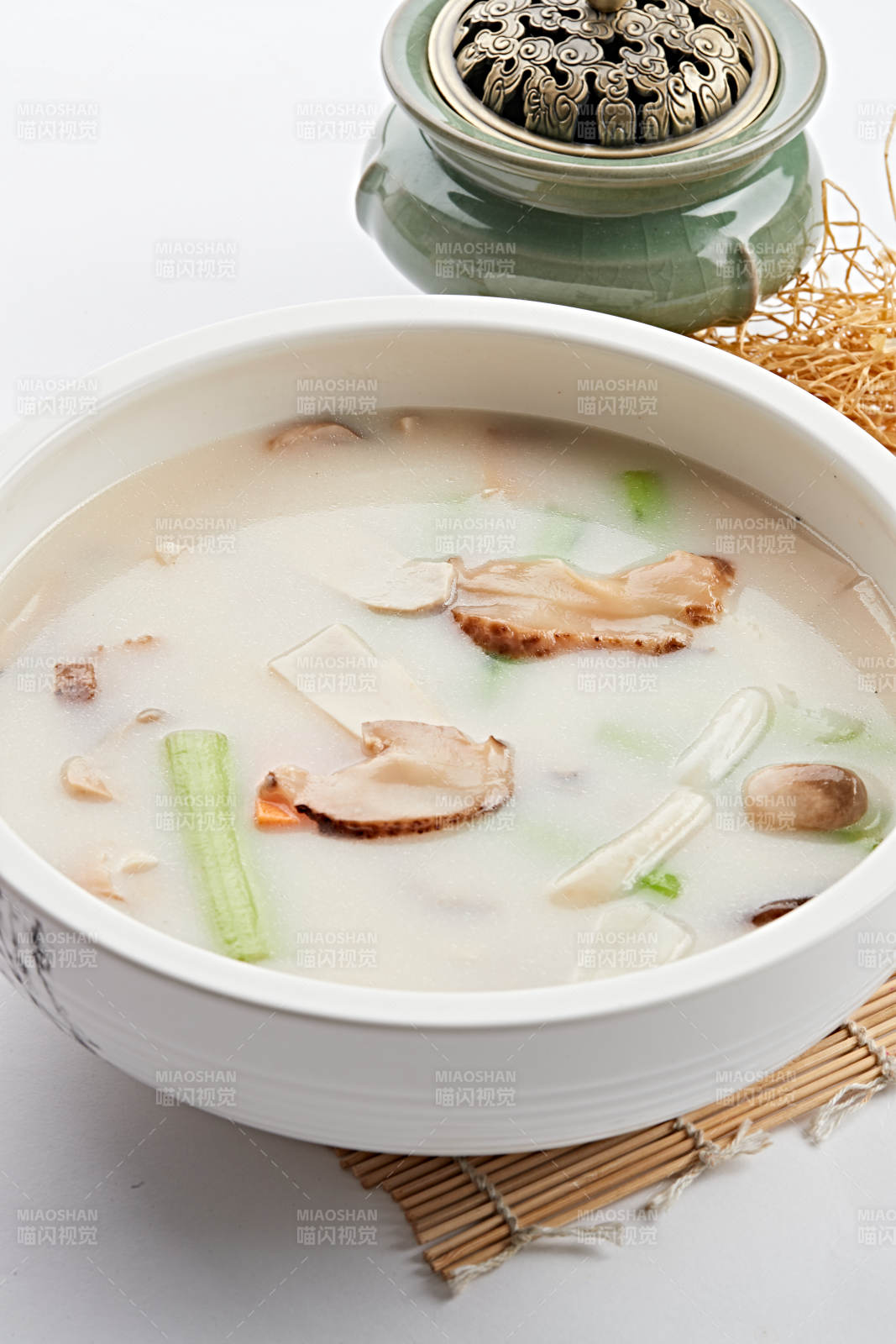 白色瓷湯盆裝的絲瓜山珍菌湯