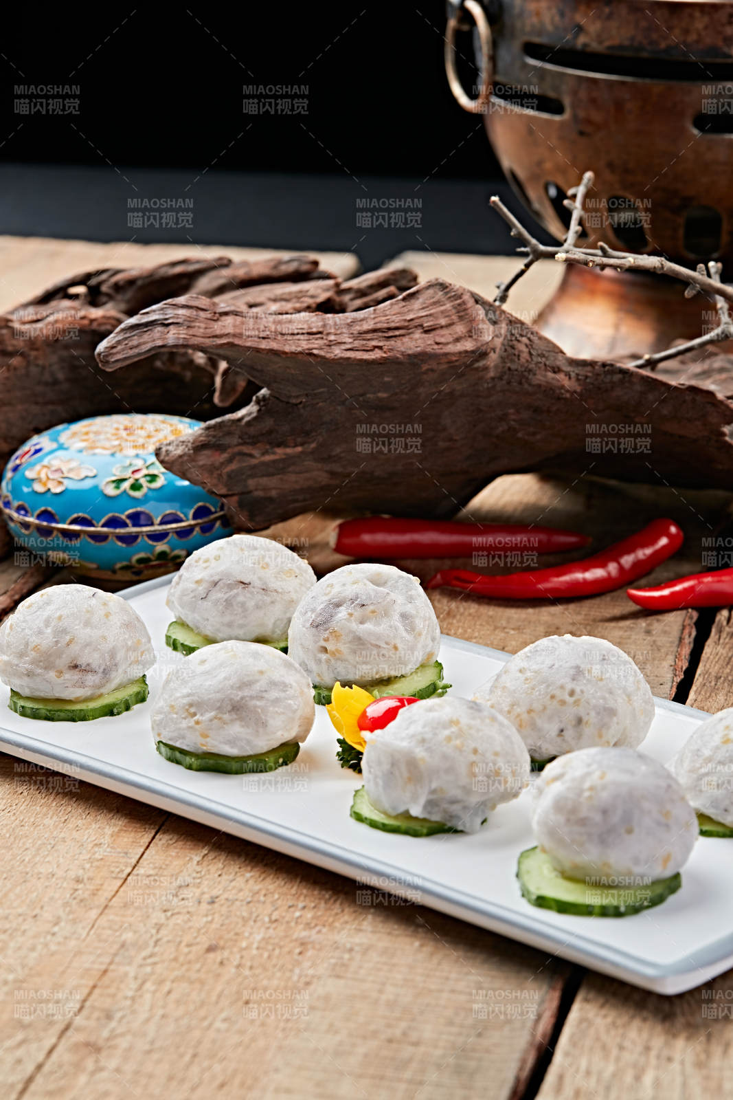 瓷盘装的涮肉食材手打鱼丸