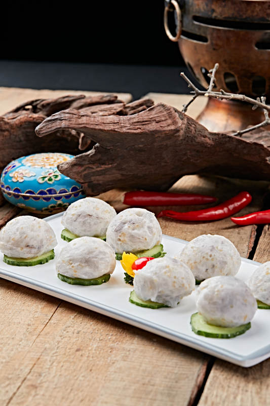 瓷盘装的涮肉食材手打鱼丸