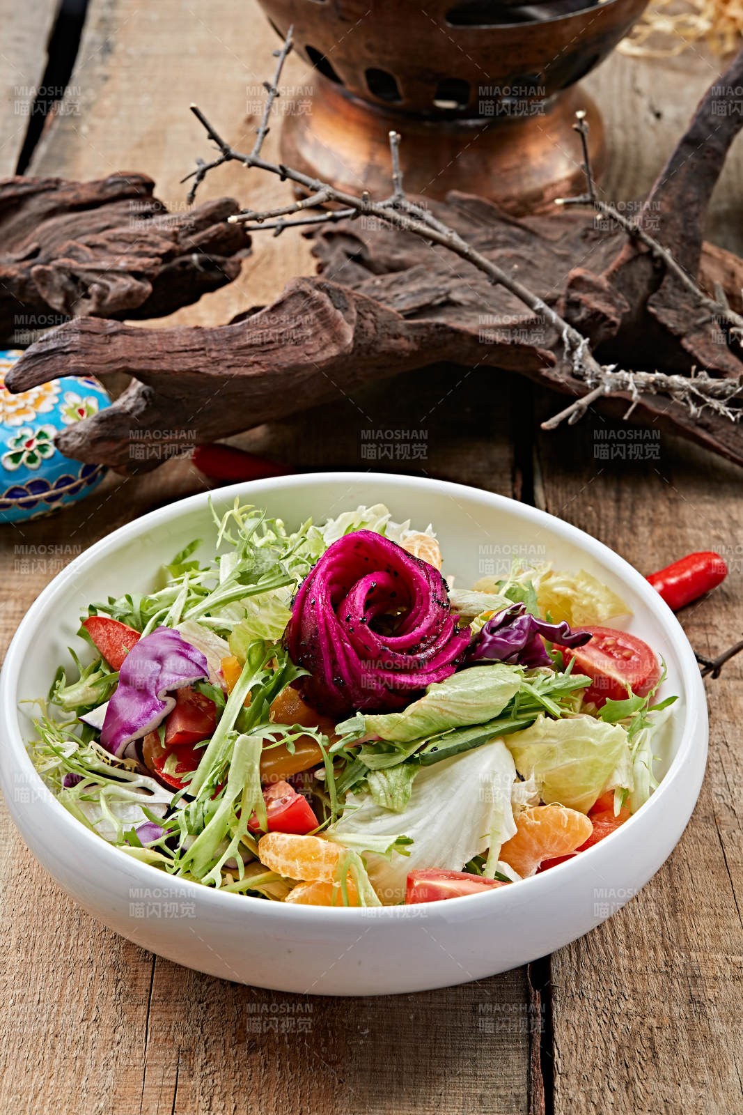 白色圓瓷盤裝的芙蓉富貴拌時蔬