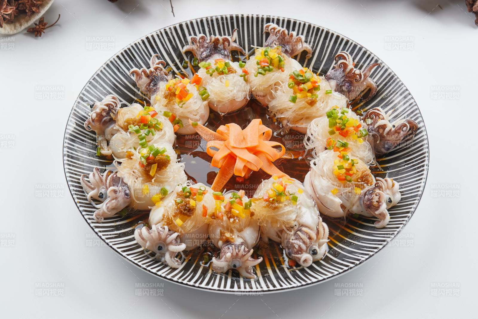 精美餐具装的蒜蓉粉丝蒸籽乌