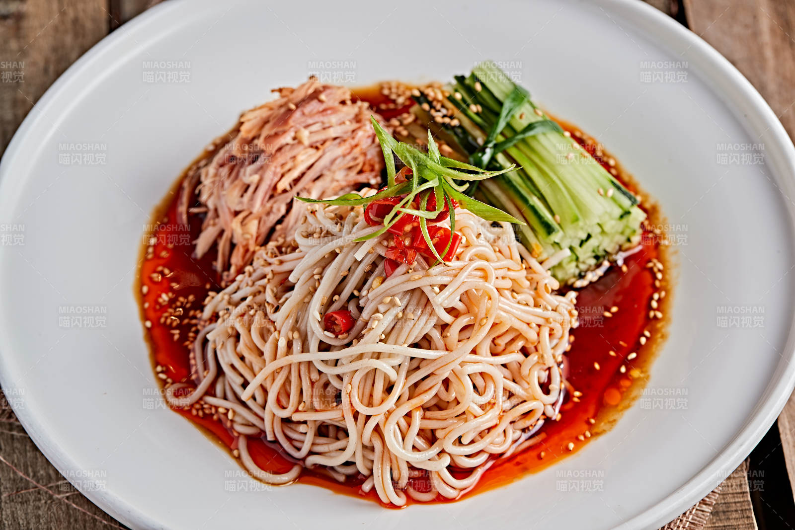 白色瓷盤裝紅油雞絲冷面