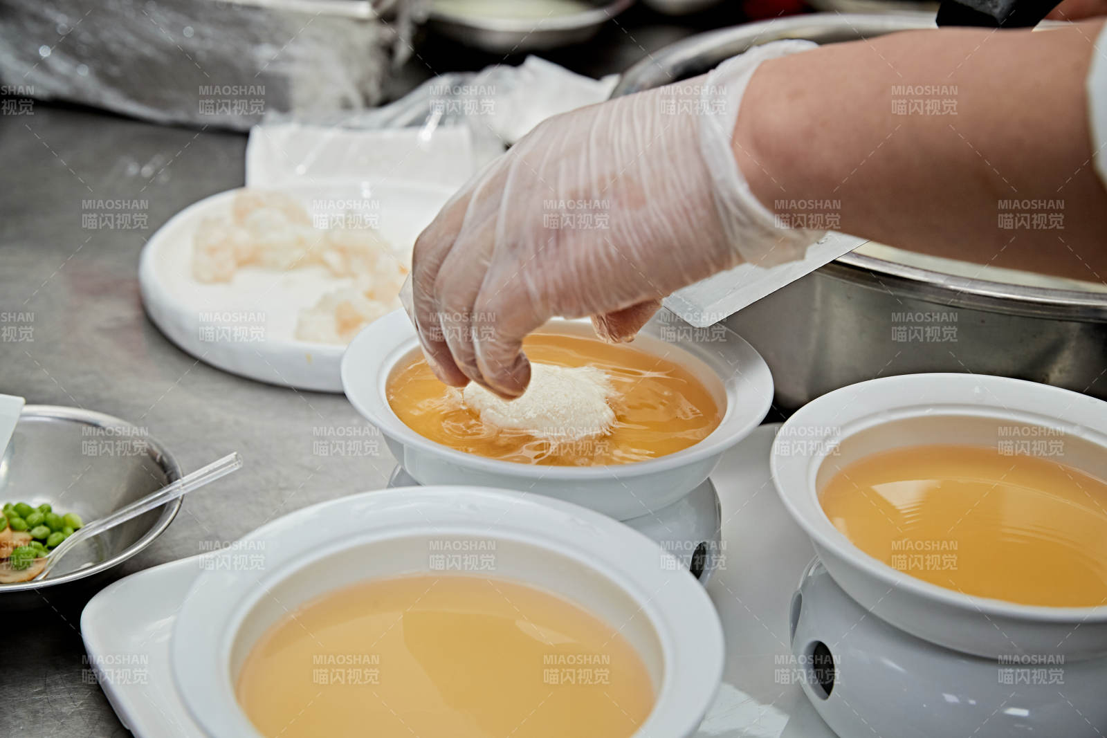 人与食物紧张忙碌的中餐厨房