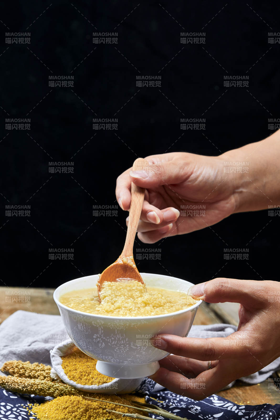 手持木勺?起的美味香濃小米粥