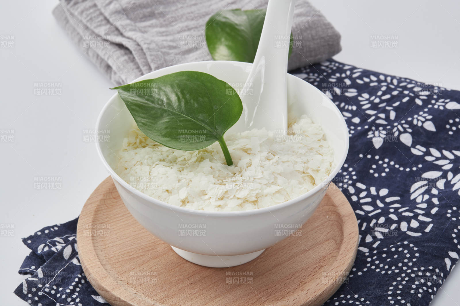 白色背景上的速食土豆泥顆粒