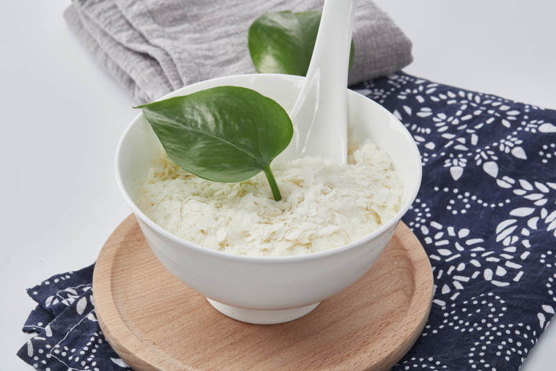 白色背景上的速食土豆泥顆粒