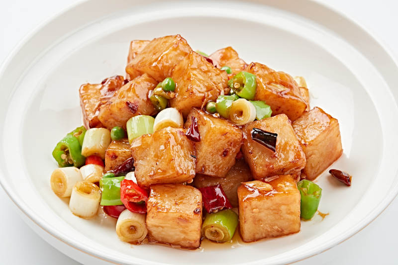 白色瓷盘装的宫保味广式萝卜糕