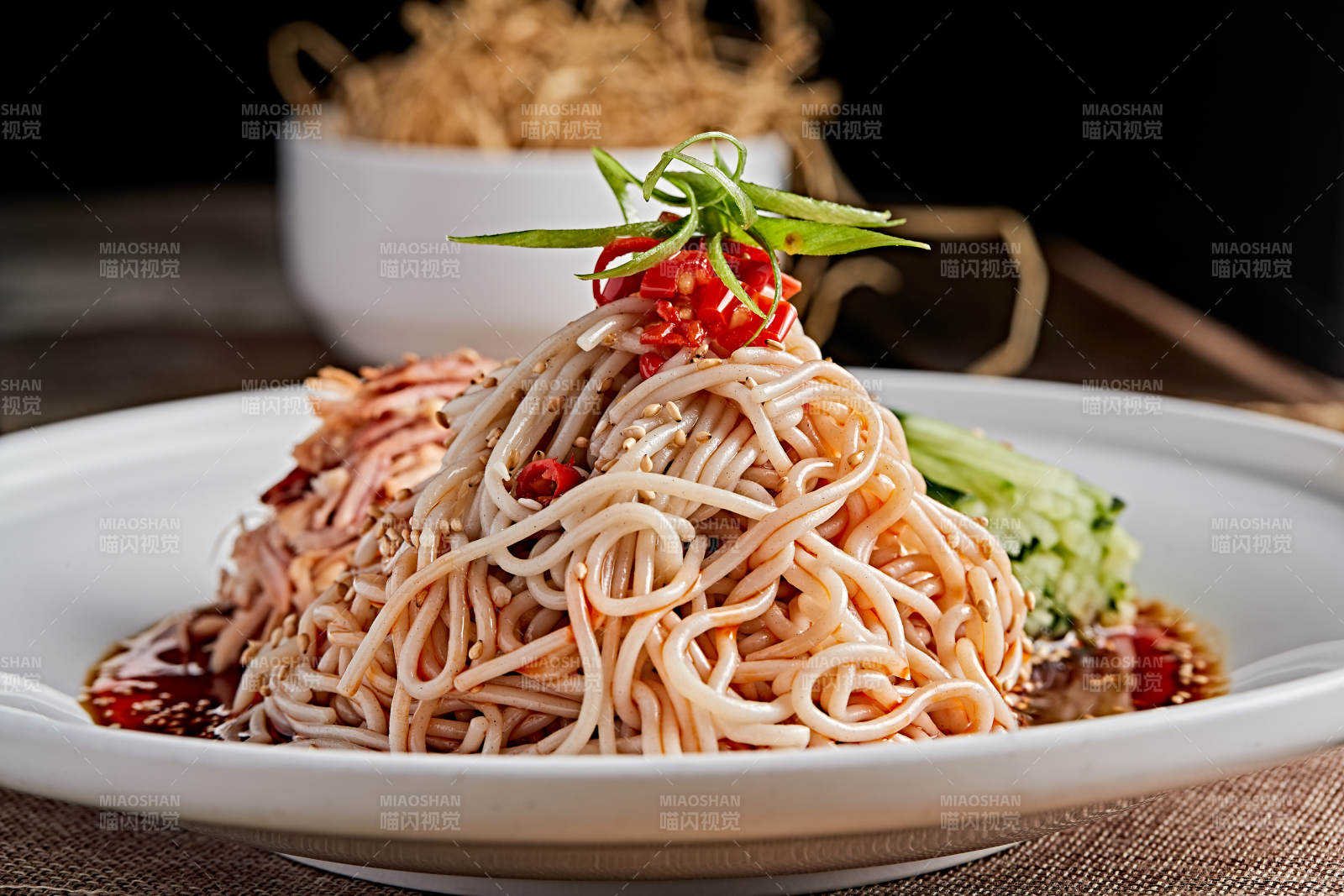 白色瓷盘装红油鸡丝冷面