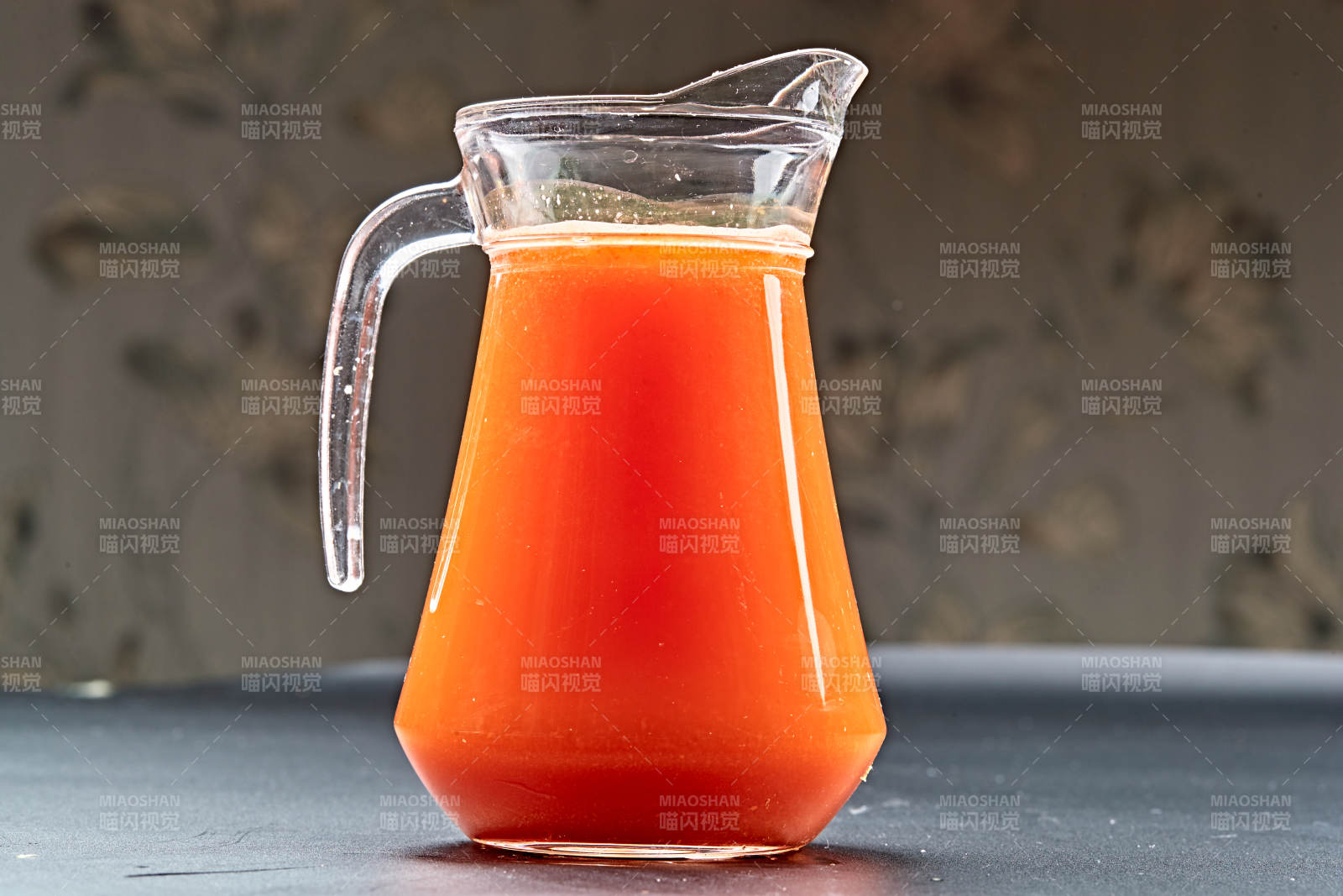 玻璃器皿装的鲜榨胡萝卜汁