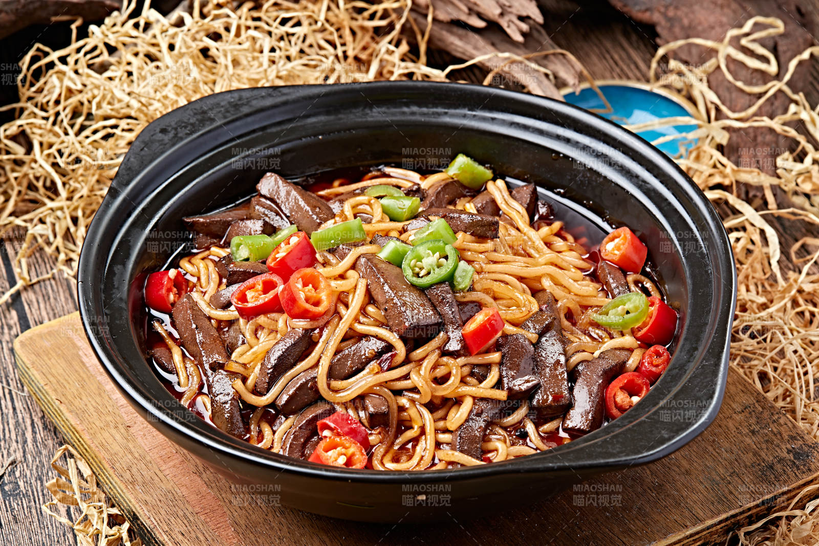 传统小吃鸭血粉丝煲