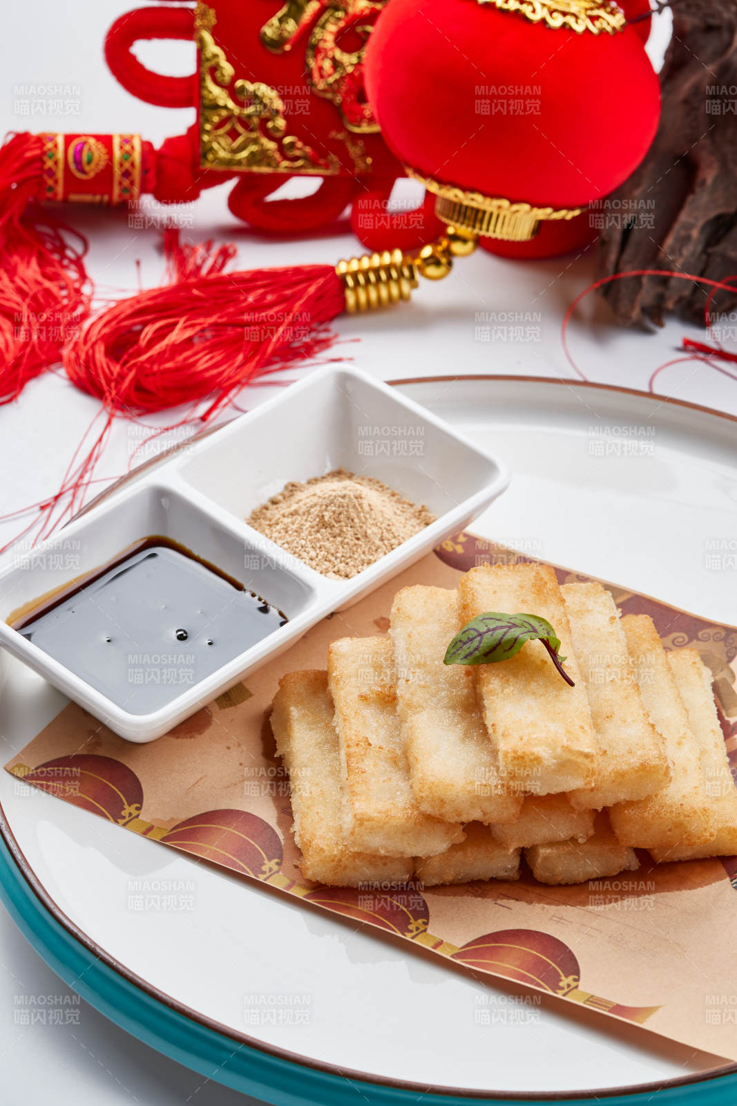 白色瓷盤裝的的油炸酸奶糕