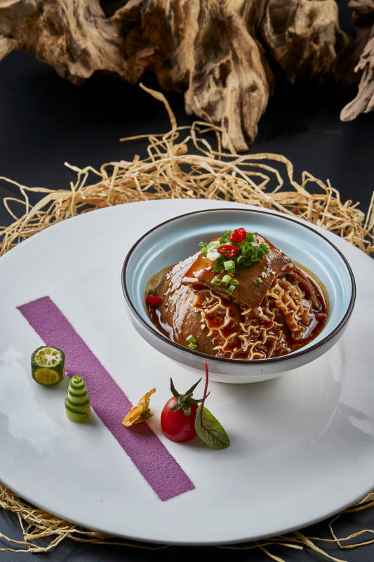 黑色背景上的瓷餐具装的川味夫妻肺片